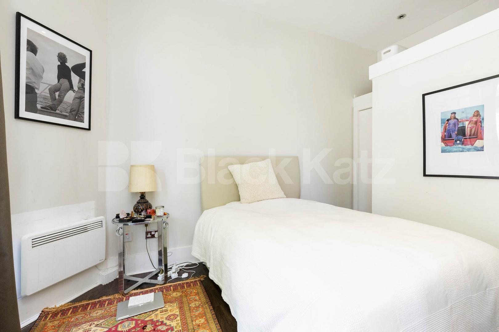 Modern studio set within a large period house mins to tube and shops Sutherland Avenue, Maida Vale